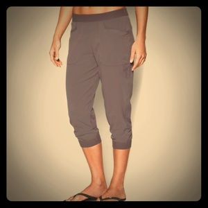 NWT Under Armour ArmourVent Grey Crop Pants sz S